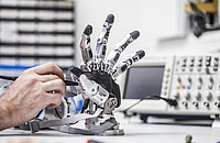 Die Wartung einer Roboterhand in der Werkstatt der Neurobiologie des DPZ. Foto: Thomas Steuer