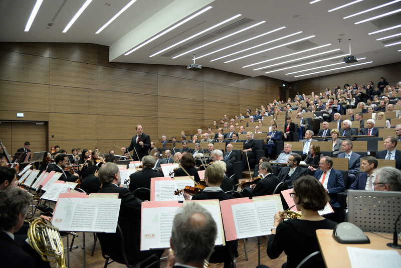 Das Foto zeigt das Symphonie-Orchester im Hörsaal