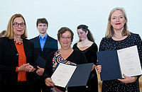 Prof. Dr. Barbara Ischinger überreichte die Auszeichnungen in der Kategorie „Sonderpreis“ an Dr. Doris Hayn und Prof. Dr. Julia Fischer (von links nach rechts). Foto: Universität Göttingen/Peter Heller