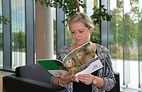 Luzie Almenräder, Mitarbeiterin der Stabsstelle Kommunikation, liest in der neuen Broschüre. Foto: Sylvia Siersleben