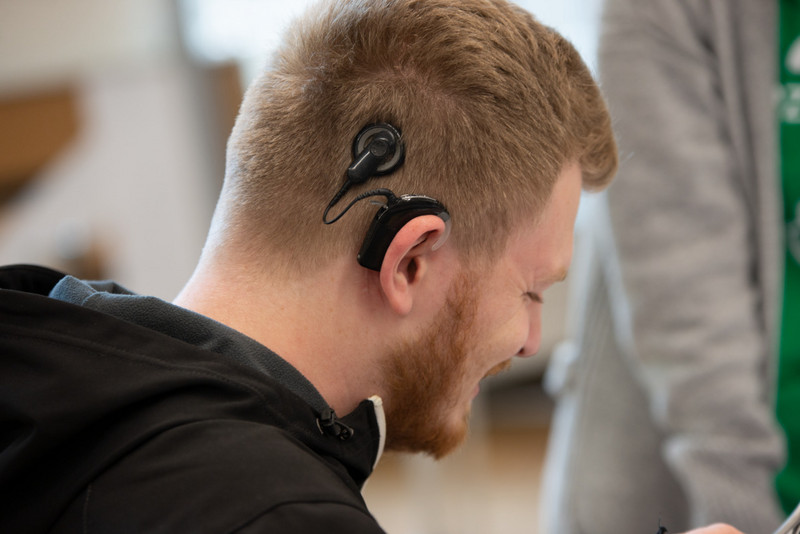 Ein junger Mann mit einem Cochlea-Implantat. 