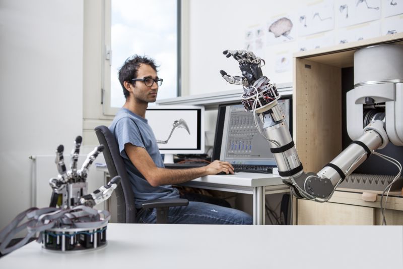Ergebnisse aus der neurowissenschaftlichen Forschung des DPZ fließen in die Entwicklung von medizinischer Robotertechnik ein. Zu sehen ist hier ein Roboterarm, der Gelähmten Patienten helfen soll, die Handfunktion zu ersetzen. Foto: Steuer